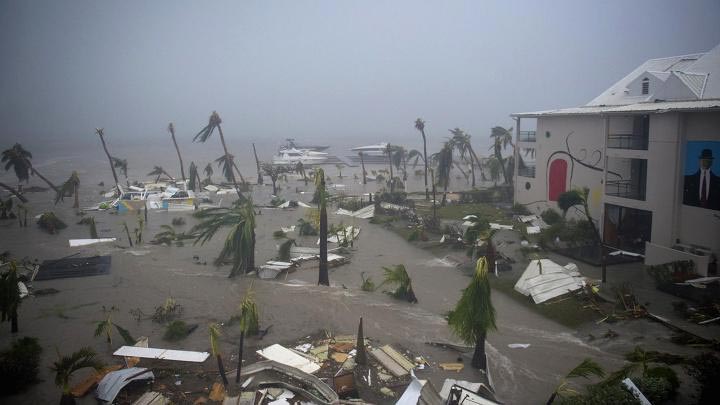 圣马丁岛上洪涝和暴风灾害造成的痕迹随处可见。
